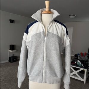 Women's Gray and White Sweater